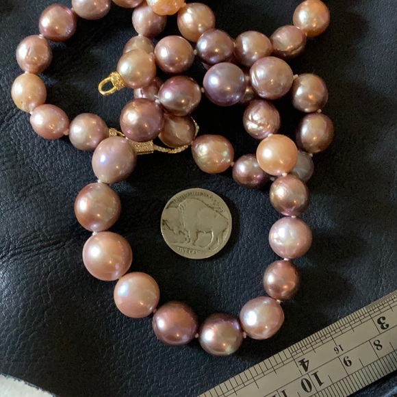🌷NWT silk knotted strand of large lilac pearls - Picture 8 of 8